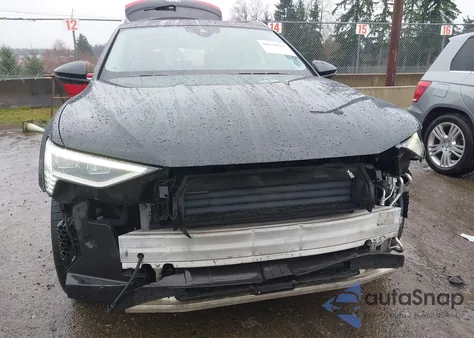 2019 Audi E-Tron Premium Plus z USA, uszkodzony, nr VIN WA1LAAGE0KB023068